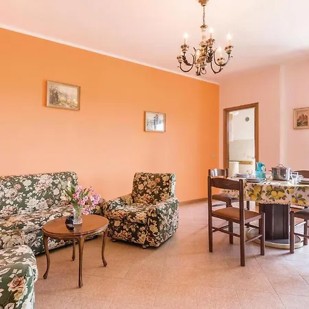 Stunning In W/ Outdoor Swimming Pool And 2 Bedrooms